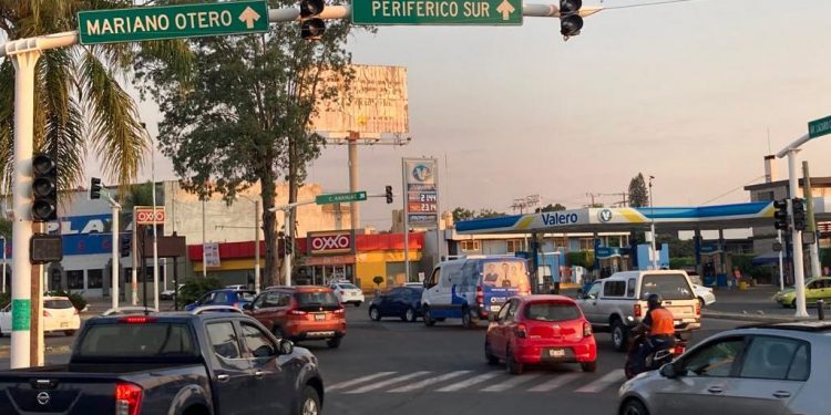 Sigue con semáforos apagados el crucero de López Mateos y Mariano Otero