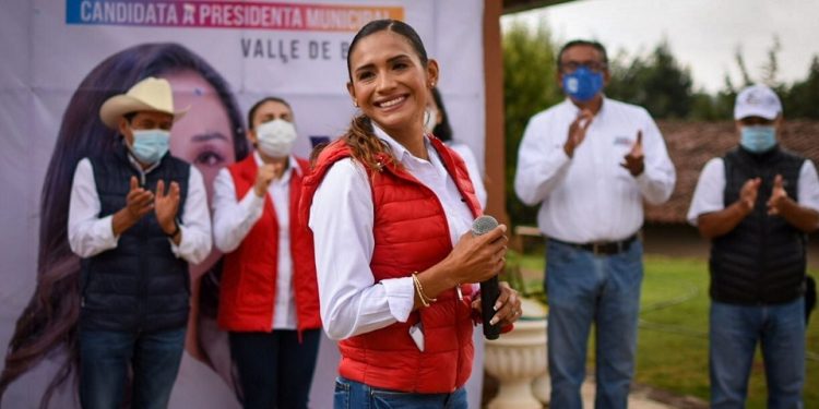 Un abogado, una atleta y una repostera: historias de candidatos atacados