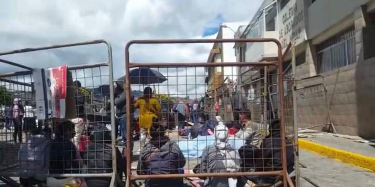 Usuarios pernoctan en las inmediaciones del Registro Civil de Cuenca por tramitar pasaportes | Ecuador | Noticias