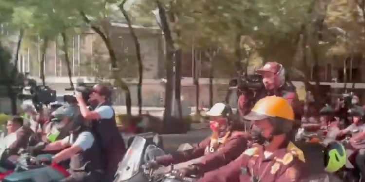 VP Kamala Harris Motorcade con crucero de TV en motocicletas en México