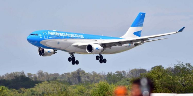 Vacunas: nuevos números encienden la polémica por los viajes de Aerolíneas a Rusia