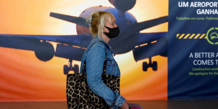 Foto: Una mujer británica llega al aeropuerto de Faro, en Portugal, país que se encuentra en la lista "verde". (Reuters)