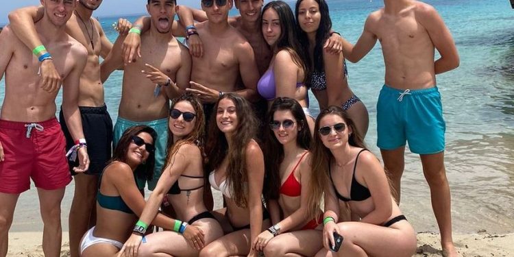 Claudia, contagiada en el brote de Mallorca: "En el hotel nos juntamos con gente de Alicante, Murcia..."