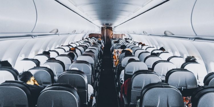 viajar en avión no sube riesgo de trombos a vacunados contra Covid-19