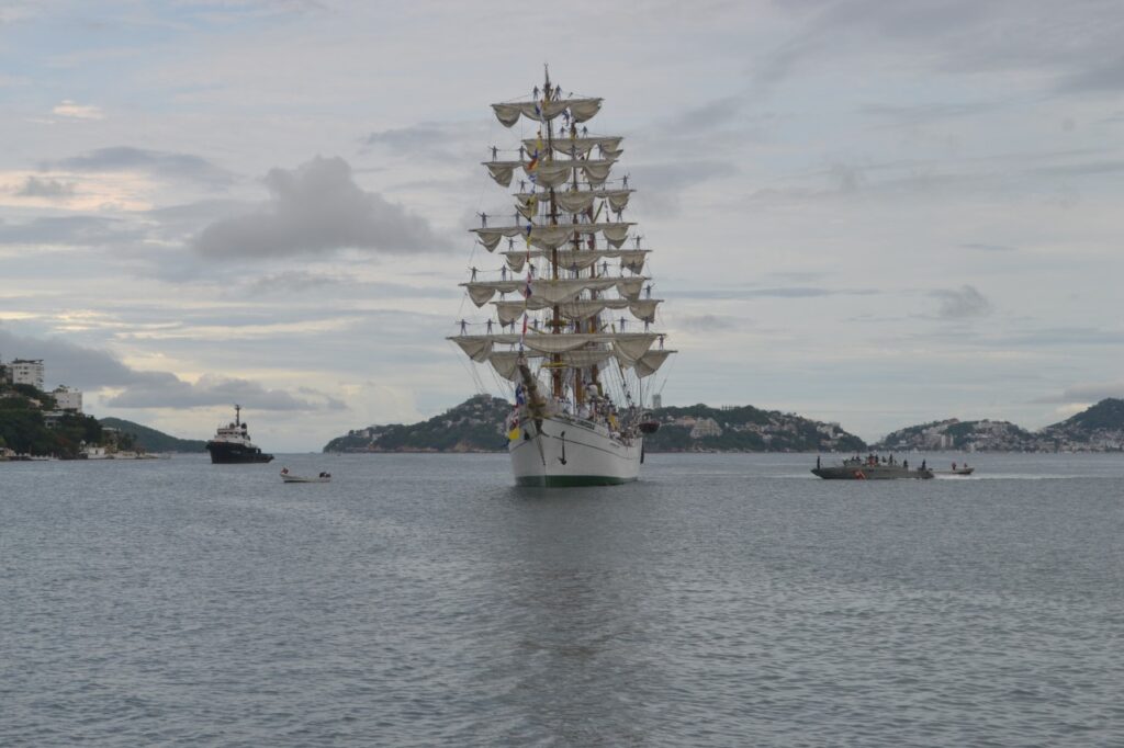 Arriba,“Cuauhtémoc”,puerto,Acapulco,,término ,primera,fase,crucero, instrucción,,“Bicentenario de la Armada de México”,Semar