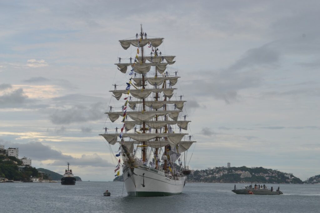 Arriba,“Cuauhtémoc”,puerto,Acapulco,,término ,primera,fase,crucero, instrucción,,“Bicentenario de la Armada de México”,Semar