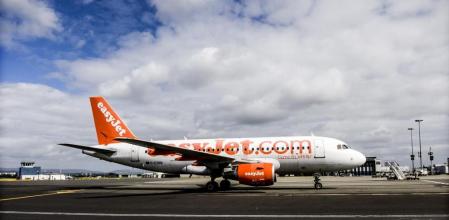 foto XAVIER CERVERA 01/09/2014 un avion de la compania low-cost Easyjet en el aeropuerto internacional de Glasgow, Escocia, UK