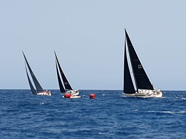 Tres barcos en plena competición del 'Tabarca Vela'.