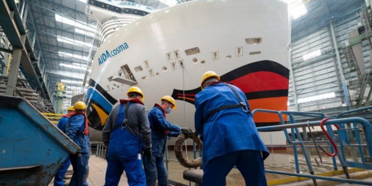 Nuevo crucero AIDAcosma abandona el dique cubierto en Meyer Werft