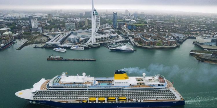 Puerto de Portsmouth recibe al crucero Spirit of Adventure para su ceremonia de bautizo