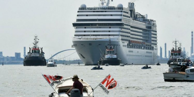 Italia prohíbe el paso de grandes cruceros por la laguna de Venecia
