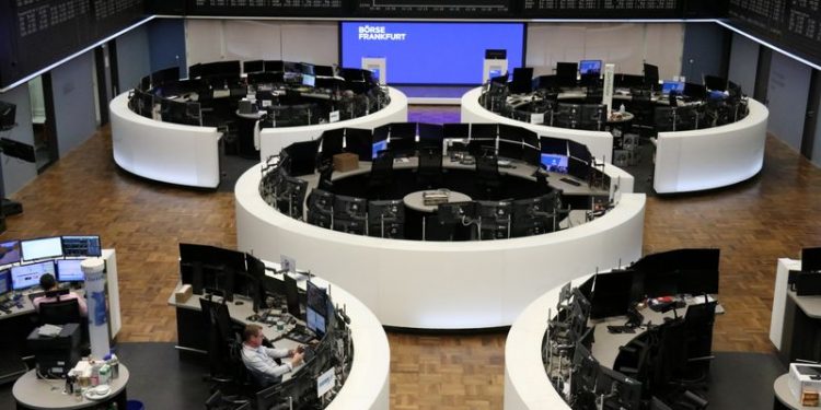 Las bolsas europeas caen lastradas por los viajes y la inquietud por la inflación