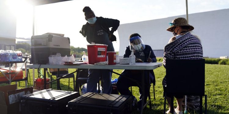 Entre los meses de marzo y mayo, los mexicanos realizaron unos 905,487 viajes a Estados Unidos para concretar su vacunación antiCOVID, reportó este jueves un estudio de una universidad privada en México. (ARCHIVO)