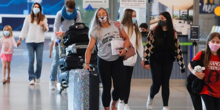 Las aerolíneas caen por los vaivenes británicos en las normas de viajes