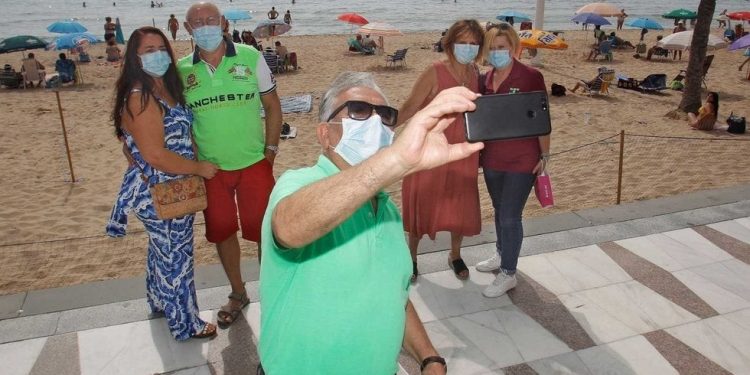 Tercera ola COVID no frena viajes a las playas; sin cancelaciones