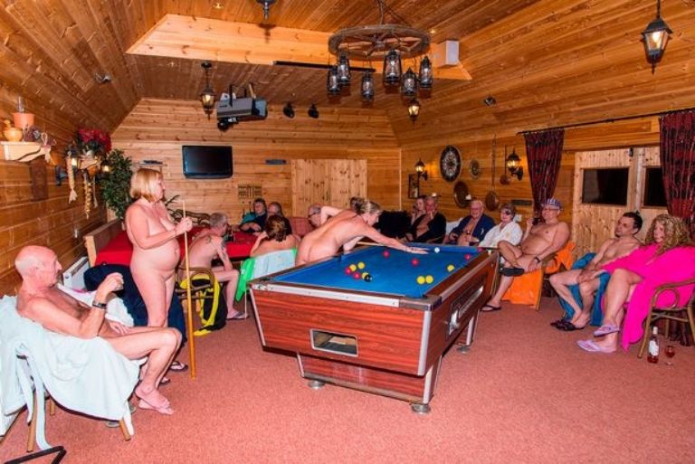 Torbay Sun Club fue formado por algunas almas de ideas afines en Devon que se habían conocido en las playas naturistas locales y querían reuniones regulares y formales.