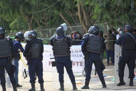 bloqueo_aeropuerto_normalistas_oaxaca_1.jpeg