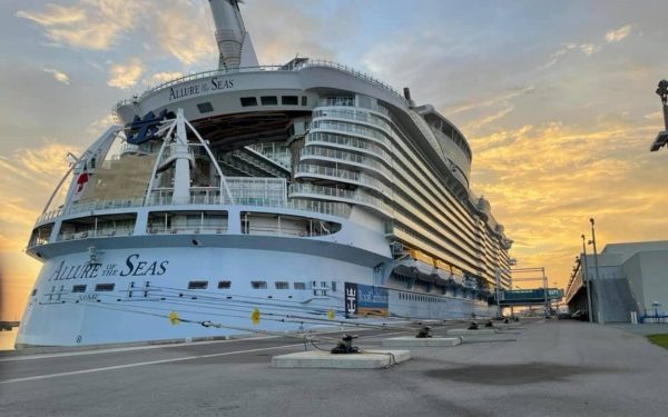 Cruceros de prueba salen desde Puerto Cañaveral pese a que ley de Florida no los exige