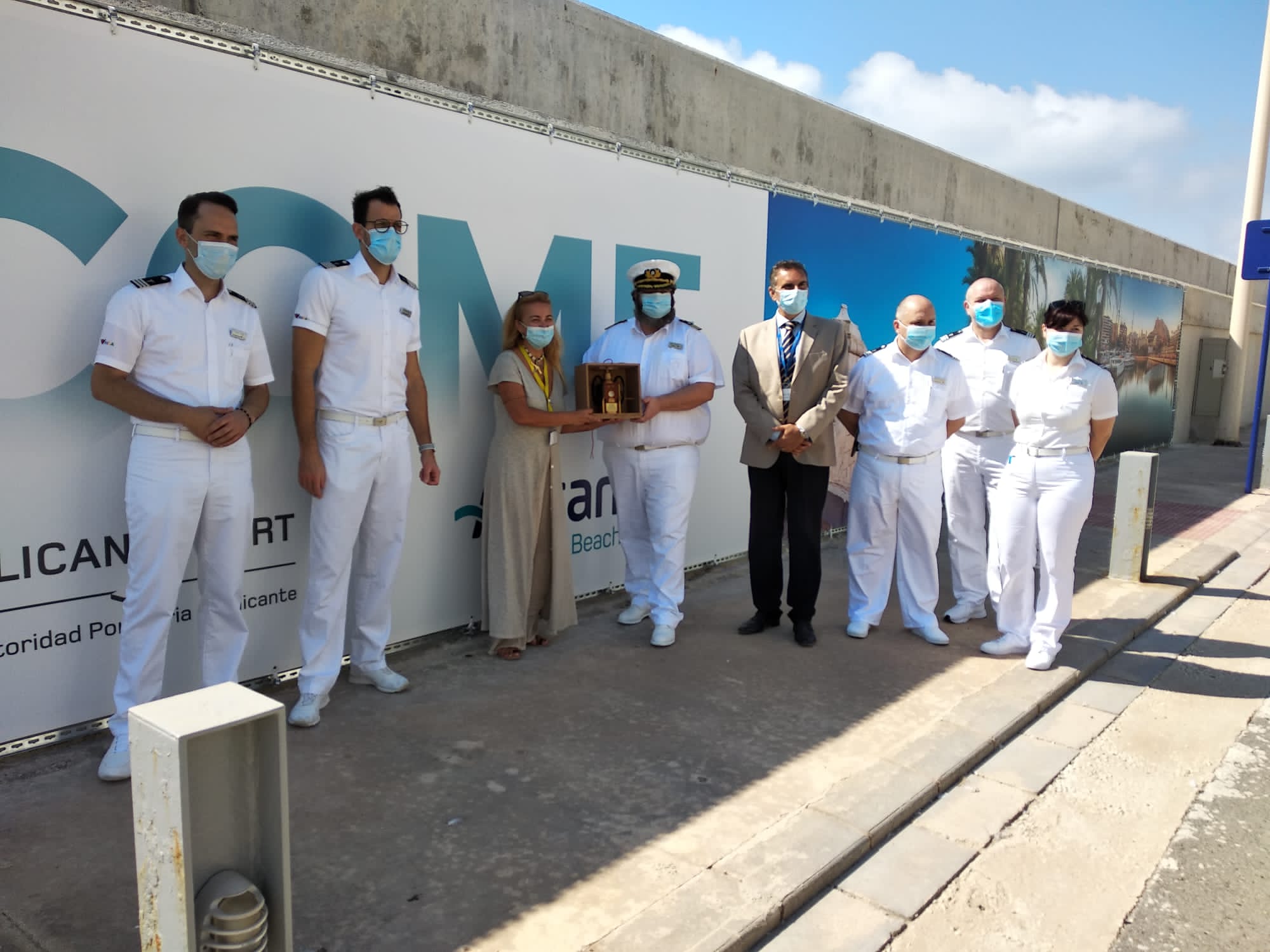 El crucero Aida Perla hace su primera escala en el Puerto de Alicante