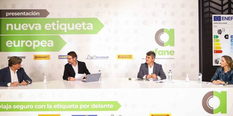 Foto: Momento de la presentación de la etiqueta por parte de la asociación de fabricantes de neumáticos.