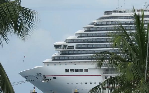 Arriba por primera ocasión el crucero Carnival Breez en el muelle de SSA, México