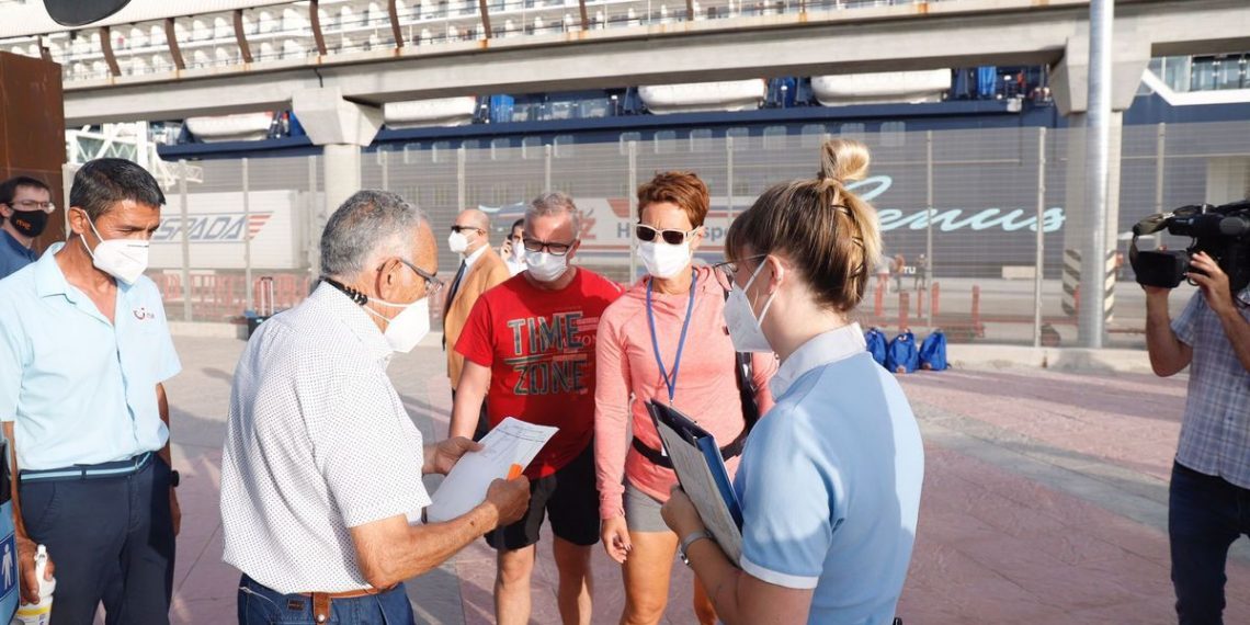 Atraca en Málaga el primer crucero que visita la península tras el parón del covid