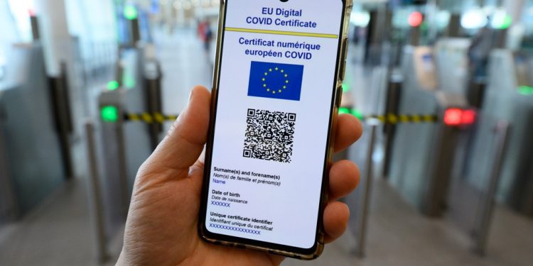 Británicos con AstraZeneca india: más dificultades para viajar a España