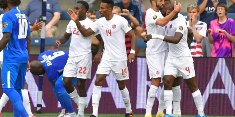 Canadá crucero por Martinica en la inauguración de la Copa Oro