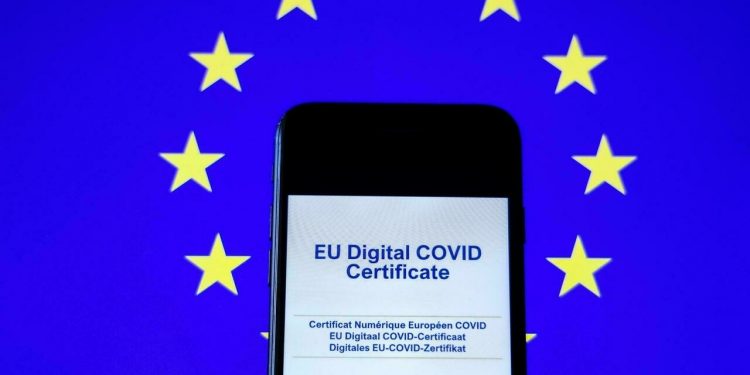 Certificado sanitario de la UE entra en vigor con la ilusión de revivir los viajes