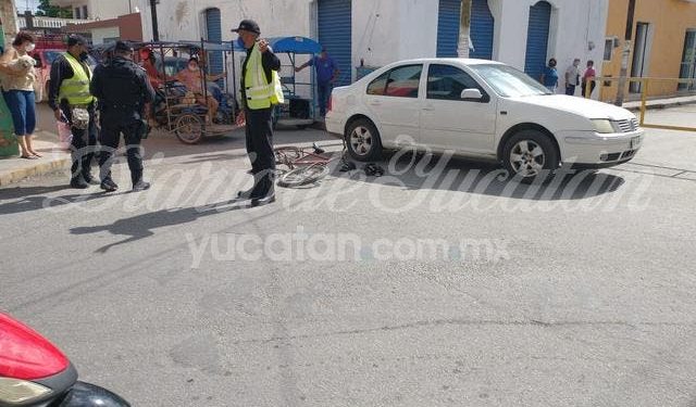 Ciclista no respeta el alto del policía de crucero y choca