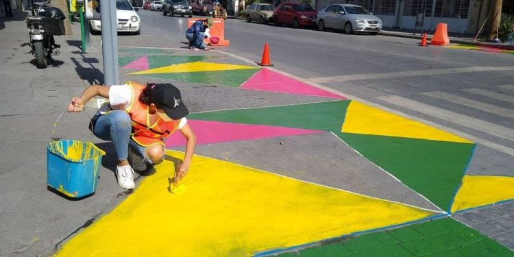 Este domingo arranca la pinta de orejas peatonales en cuatro cruceros del centro de Torreón, todo es dentro de uno de los proyectos ganadores del Multi-City Challenge México 2020 llamado “Vive Tu Acera”. (JESÚS GALINDO)