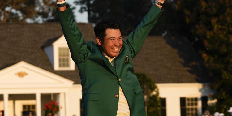 Con un chaleco verde, Matsuyama ahora va por el oro en casa