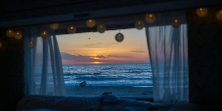 Atardecer de verano visto desde la ventana de una atocaravana.