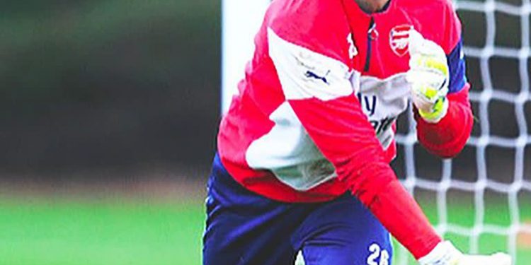 Emiliano Dibu Martínez, y una imagen de enero de 2015, bajo los tres palos de Arsenal, ya en suelo inglés