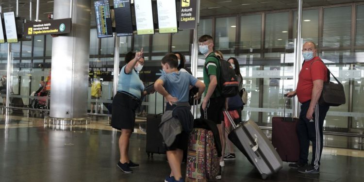 EE UU desaconseja viajar a España por tres razones y una es por COVID