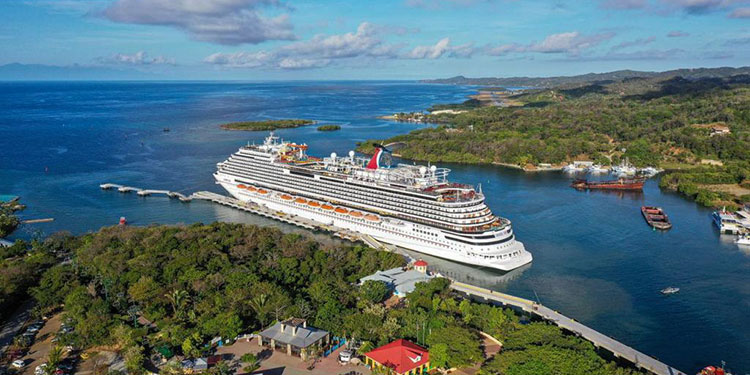 102 dólares gasta en promedio un turista cuando se baja del crucero.