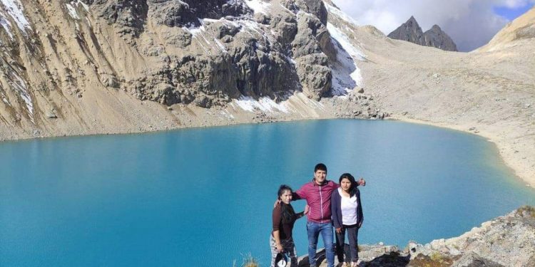 Cusco: laguna azul, al pie del nevado Salkantay, busca atraer visitantes