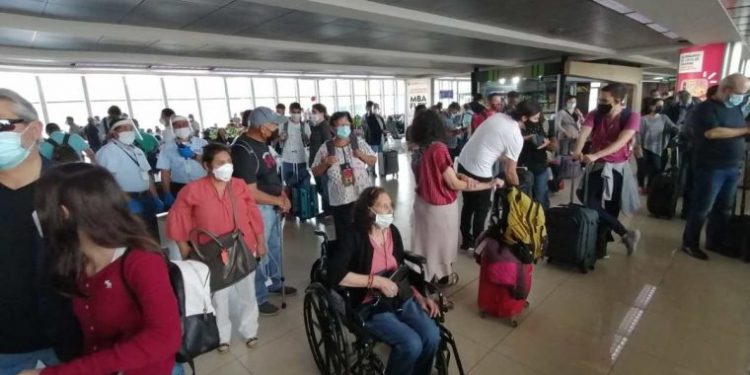 El Aeropuerto Internacional La Aurora estuvo cerrado seis meses en el 2020. Luego de ser reabierto en septiembre, el número de vuelos empezó a aumentar pero aún no llega a la cifra del 2019. (Foto, Prensa Libre: Hemeroteca PL).