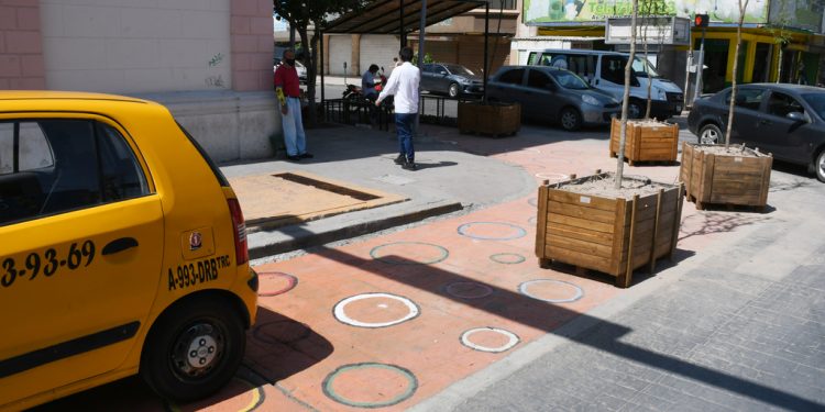 Ayer se colocaron macetas para delimitar las orejas peatonales que se pintaron el pasado domingo.