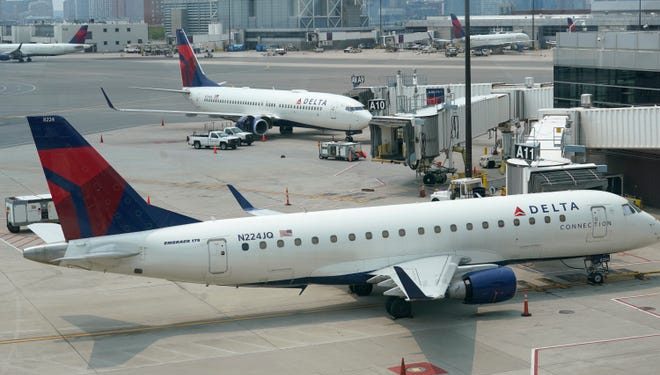 Delta permite cambios de vuelos gratuitos a medida que los viajeros luchan por llegar a los agentes
