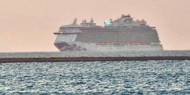 Dijeron irse en junio y pasó lo contrario; llegan más cruceros en Bahía de La Paz