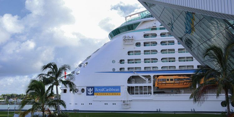 Dos compañías de cruceros anuncian seguro a viajeros no vacunados