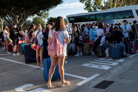 PALMA DE MALLORCA 01/07/2021.- Varios estudiantes, que se encontraban en cuarentena por el macrobrote de covid-19, aguardan a su llegada a la estación marítima para embarcar en el