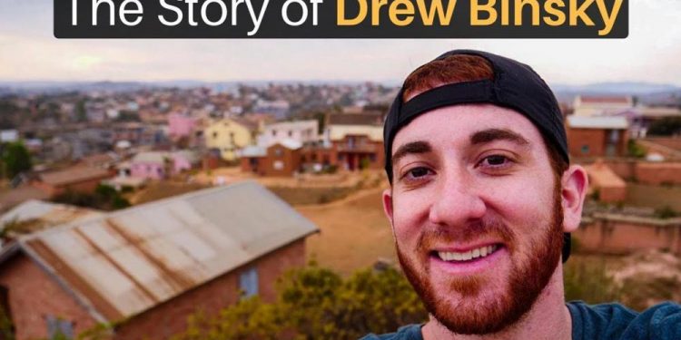 Drew Binsky en la portada de uno de sus vídeos / YOUTUBE