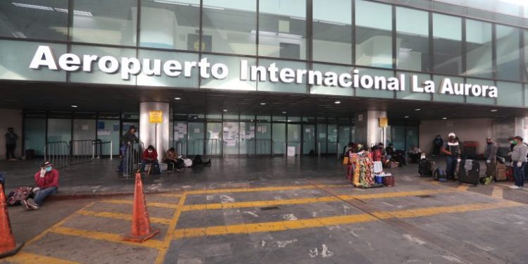 El Gobierno de EE. UU. recomienda a sus ciudadanos tomar precauciones al momento de llegar al Aeropuerto Internacional La Aurora. (Foto: Hemeroteca PL)


Fotografa. Erick Avila:              26/04/2020