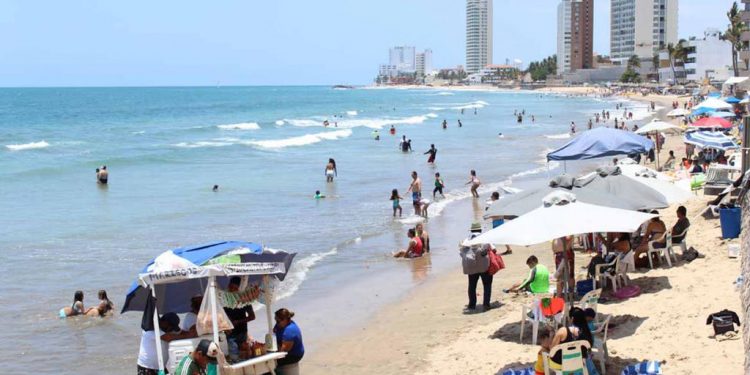 Hay que tomar en cuenta el semáforo de riesgo epidemiológico y mantener las medidas sanitarias como el uso de cubrebocas de forma adecuada, el lavado frecuente de manos con agua y jabón o usar alcohol gel al 70 por ciento. (ARCHIVO)