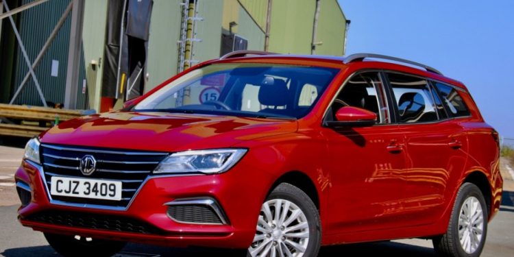 El MG5 EV recibe una nueva batería de 61,1 kWh que incrementa su autonomía a 402 kilómetros