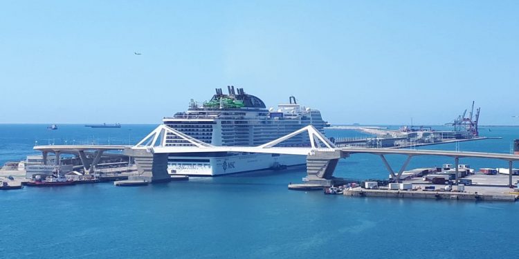 El MSC Grandiosa de MSC cruceros, el sábado pasado en Barcelona.