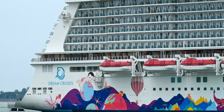 El "crucero a ninguna parte" detecta un caso de coronavirus a bordo, según la prensa de Singapur