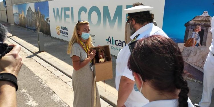 El crucero ‘Aida Perla’ hace su primera escala en Alicante